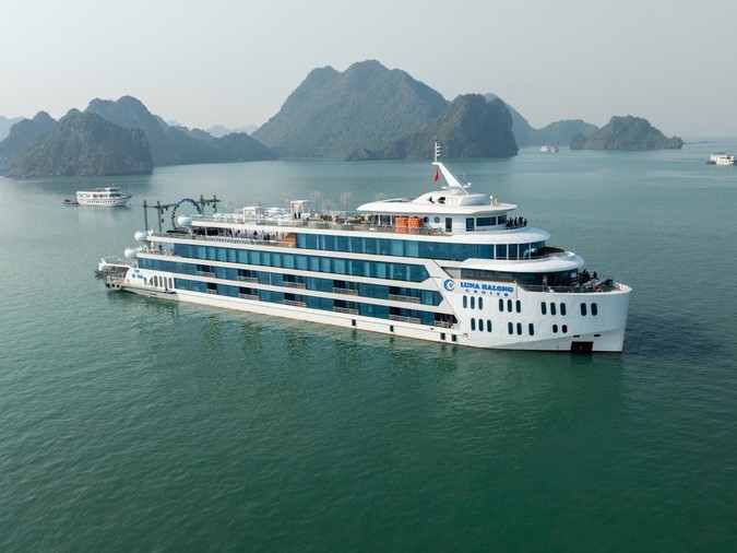 月神下龍號郵輪