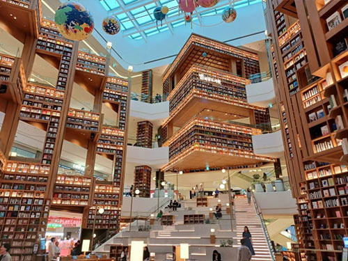 巨大書牆星空圖書館